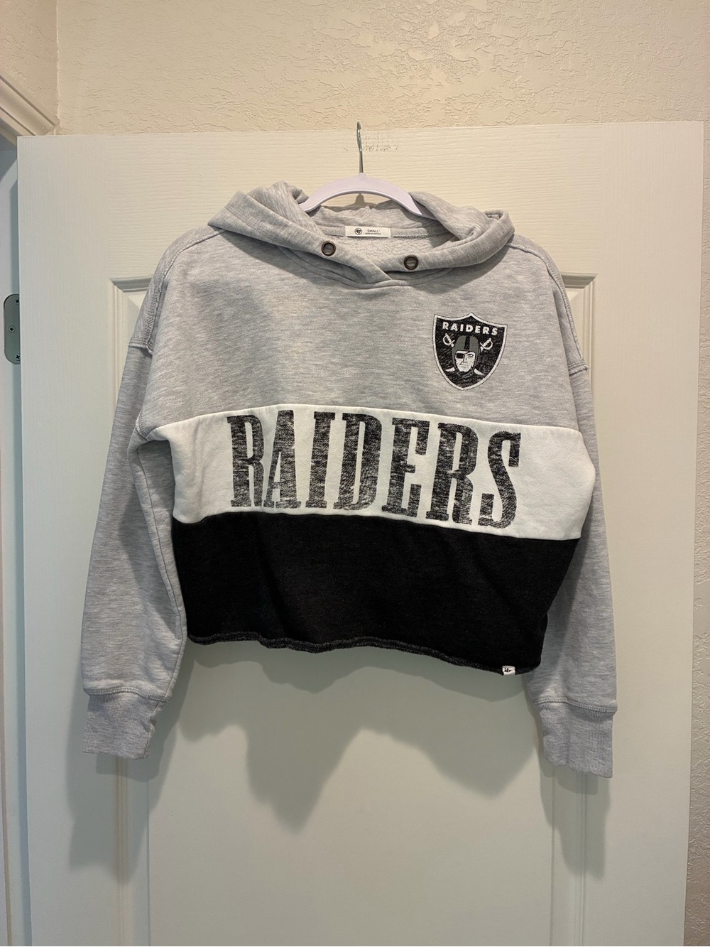 47 Brand Raiders Colorblock Cropped Hoodie - Gray White Black